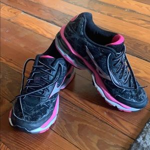 EUC Mizuno’s Wave Creation 16 Running Shoes W7